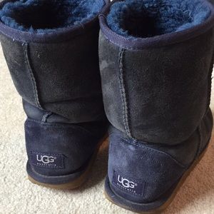 Classic Short Uggs in Navy